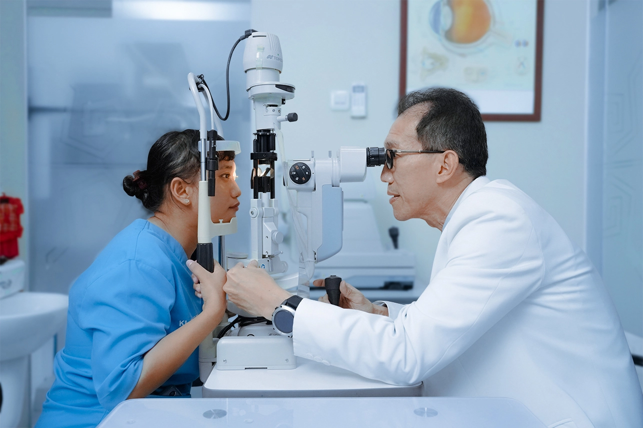 Foto Periksa Dokter Mata